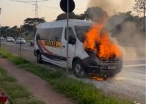 van-escolar-fica-destruida-apos-pegar-fogo-em-londrina;-ninguem-se-feriu