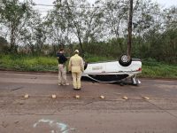 carro-de-secretaria-de-saude-capota-na-br-277-e-cinco-pessoas-ficam-feridas,-no-parana