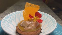 concurso-de-receitas-2024:-aprenda-receita-de-bolo-de-chocolate-com-caramelo-e-flor-de-sal