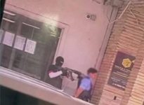 criminosos-levaram-arma-de-seguranca-feito-refem-durante-assalto-a-banco-em-itaperucu,-diz-policia