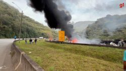 acidente-entre-dois-carros-e-tres-caminhoes-mata-uma-pessoa-e-bloqueia-faixas-da-br-376-no-sentido-santa-catarina