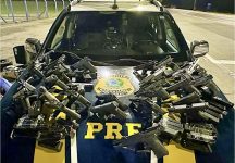 casal-com-crianca-e-preso-com-28-armas-de-diferentes-paises-escondidas-em-carro-no-parana