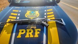 policia-encontra-arma-de-guerra-durante-atendimento-a-acidente-na-br-277,-no-parana