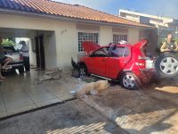 motorista-perde-controle-e-carro-invade-casa-em-maringa