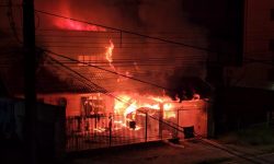 carro-pega-fogo-em-garagem-e-chamas-destroem-casa-em-curitiba;-video