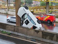 bmw-capota-na-br-376-em-ponta-grossa-e-deixa-dois-feridos