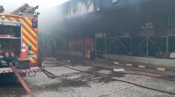 incendio-de-grandes-proporcoes-atinge-restaurante-de-posto-de-combustiveis-na-br-376,-no-parana