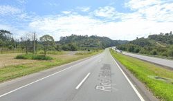 motorista-para-no-acostamento-para-trocar-pneu-e-e-atingido-por-rodado-de-caminhao-que-passava-na-rodovia,-no-parana