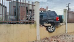 carro-descontrolado-atropela-pedagoga,-arrasta-aluno-e-bate-contra-muro-de-igreja-no-parana;-video