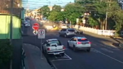 video:-policial-sobrevive-apos-ser-ejetada-de-viatura-durante-capotamento-no-centro-de-cidade-do-parana