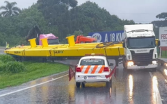 carreta-interdita-pista-do-contorno-sul,-em-sao-jose-dos-pinhais,-por-tres-horas