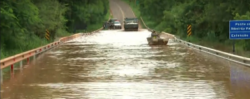 nivel-de-rio-sobe,-e-populacao-usa-barco-para-passar-por-cima-de-ponte-no-parana