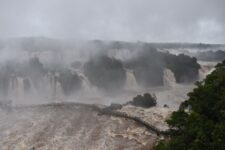 passarela-das-cataratas-do-iguacu-e-interditada-apos-temporais-no-parana;-volume-de-agua-aumentou-cinco-vezes