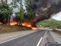 caminhao-tanque-tomba,-pega-fogo-e-interdita-br-277-nos-dois-sentidos-no-litoral-do-parana