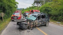 acidente-grave-entre-dois-carros-e-caminhao-deixa-um-morto-e-tres-feridos-na-br-153,-no-parana