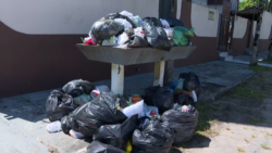 moradores-e-turistas-reclamam-de-acumulo-de-lixo-em-matinhos;-apenas-um-caminhao-de-coleta-esta-sendo-usado