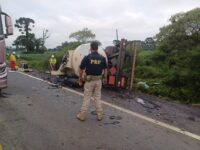 batida-frontal-entre-caminhoes-na-br-476-deixa-dois-mortos-e-interdita-rodovia-no-parana