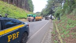 retroescavadeira-quebra-enquanto-tentava-destombar-caminhao-e-fila-de-20-km-se-forma-em-rodovia-do-parana