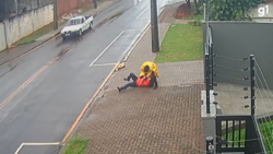 video:-mulher-entra-em-luta-corporal-com-assaltante-para-evitar-roubo-de-celular-no-meio-da-rua,-no-parana