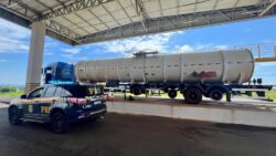 carreta-tanque-e-apreendida-sem-12-pneus-e-com-problemas-de-freio-na-br-158,-no-parana