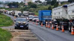 jovem-morre-atropelado-na-br-376-e-rodovia-fica-em-meia-pista,-no-parana
