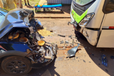 motorista-morre-apos-bater-em-um-onibus-no-parana;-suspeita-e-que-ele-teve-mal-subito-e-perdeu-o-controle-do-veiculo,-dizem-bombeiros