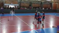 torcedora-e-presa-em-flagrante-por-injuria-racial-contra-jogador-de-futsal-em-campeonato,-no-parana