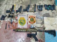 anabolizantes,-drogas,-fuzil-e-outras-armas-sao-encontrados-dentro-de-tanque-de-camionete-no-parana