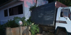 caminhao-fica-sem-freio,-derruba-muro-e-invade-casa-em-cascavel