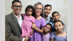 casal-que-queria-dois-filhos-e-adotou-cinco-irmaos-descobriu-ser-autista-apos-diagnostico-de-uma-das-criancas:-‘percebemos-caracteristicas-parecidas’