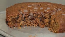 bolo-de-cafe:-aprenda-a-preparar-receita-com-raspas-e-pedacos-de-laranja