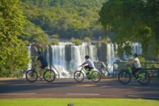 nova-ciclovia-permite-pedalar-em-meio-a-mata-atlantica-e-com-vista-para-as-cataratas-do-iguacu